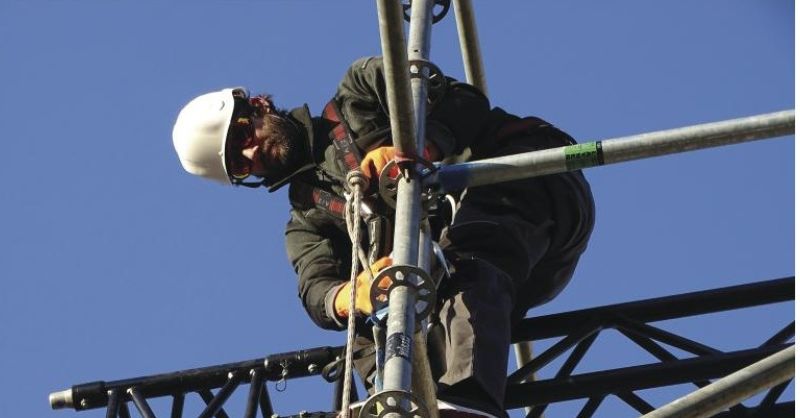 Bezpečnostní průmyslová přilba - dielektrická pro práci ve výšce